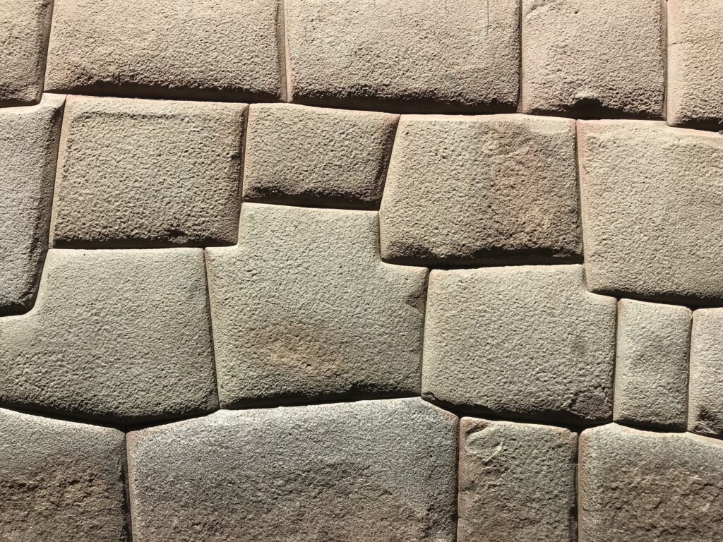 Close fitted stonework in a wall, each
  block cut to meet the ones around it without mortar.